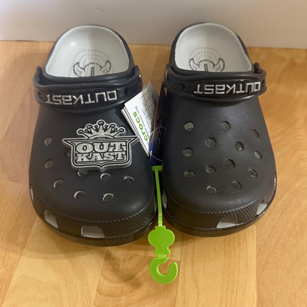 NWT Crocs OutKast Classic clog Black/silver woman’s size 8/Mens size 6